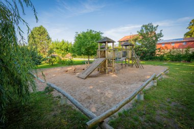 ahşap bir tırmanma çerçevesi bir anaokulu tesislerinde duruyor