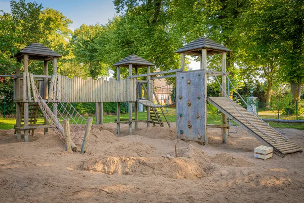 ahşap bir tırmanma çerçevesi bir anaokulu tesislerinde duruyor