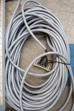 katta bir anahtar ile gri güç kablosu büyük bir rulo yatıyor