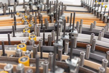 farklı plastik kenarlar taşıyan bir makinenin yakın çekim 