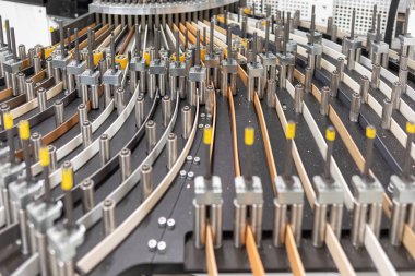 farklı plastik kenarlar taşıyan bir makinenin yakın çekim 