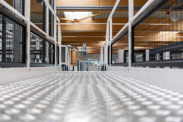 Ein Metallboden und eine Treppe befinden sich in einer Fabrikhalle. — Stockfoto