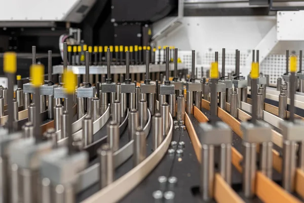 farklı plastik kenarlar taşıyan bir makinenin yakın çekim 