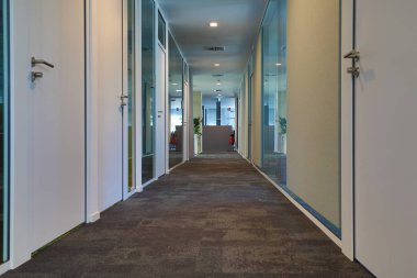 modern bir ofis katında bir koridor ofisleri yol açar