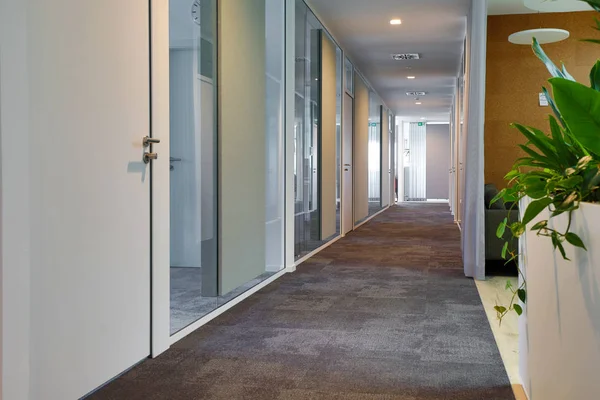 On a modern office floor a corridor leads to the offices — Stock Photo, Image