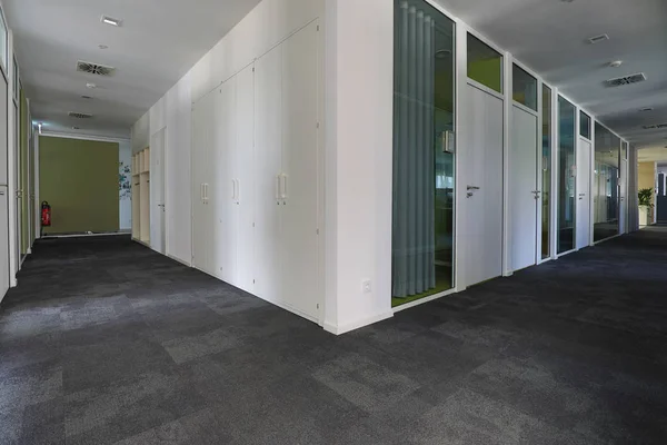 On a modern office floor a corridor leads to the offices — Stock Photo, Image