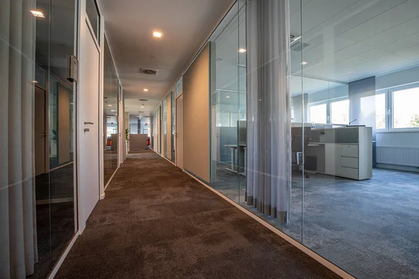 modern bir ofis katında bir koridor ofisleri yol açar