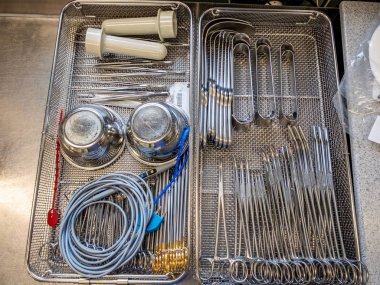 tek bir alet tepsisi çeşitli cerrahi aletler içerir