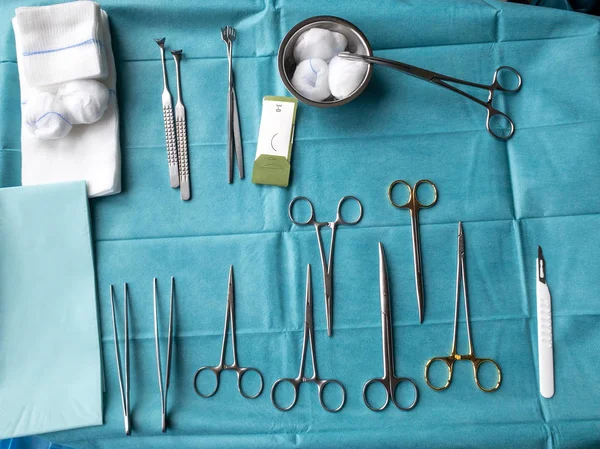 Various surgical instruments lie on an operating table — Stock Photo, Image