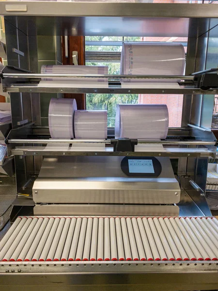 cerrahi aletler bir paketleme istasyonunda shrink-sarılır 