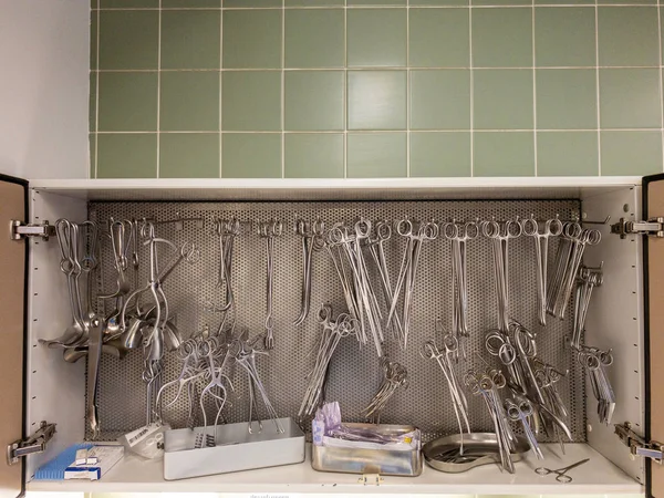 棚の殺菌単位で、これらすべての外科用イントルーメン — ストック写真