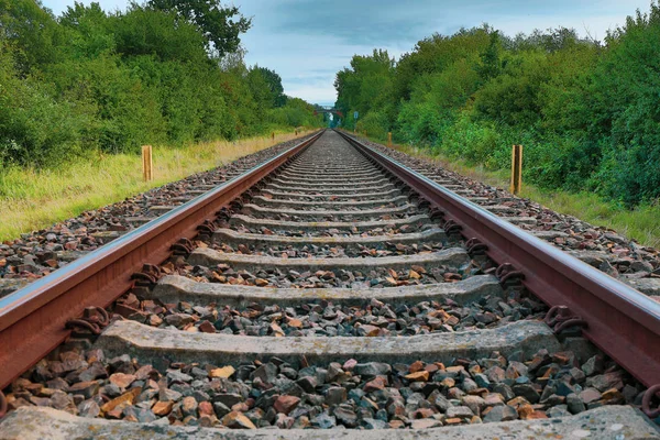 Un drone vole par beau temps à très basse altitude au-dessus du chemin de fer — Photo