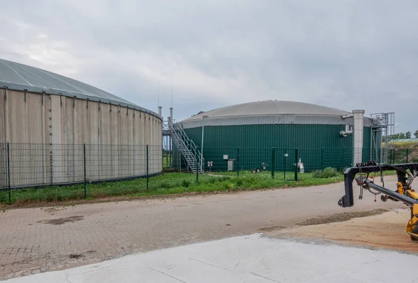 Em uma fazenda há uma fábrica de biogás — Fotografia de Stock