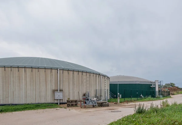 In una fattoria c'è un impianto di biogas — Foto Stock