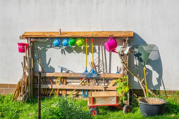 Em uma parede da casa branca em um jardim de infância está uma prateleira enchida wi — Fotografia de Stock