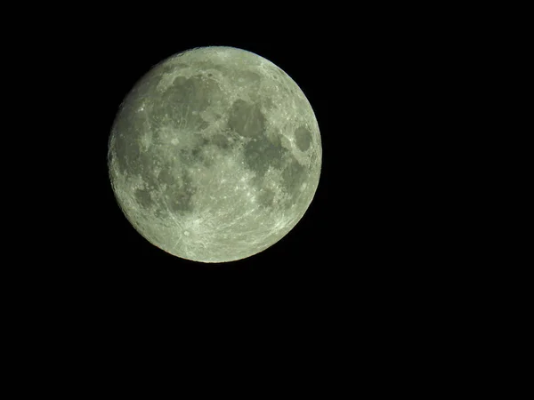 No céu noturno há uma lua cheia em que você pode ver o c — Fotografia de Stock