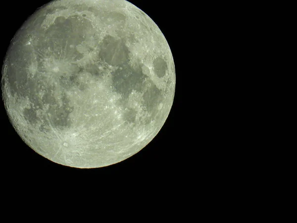In de nachtelijke hemel is er een volle maan waarop je de c zien — Stockfoto