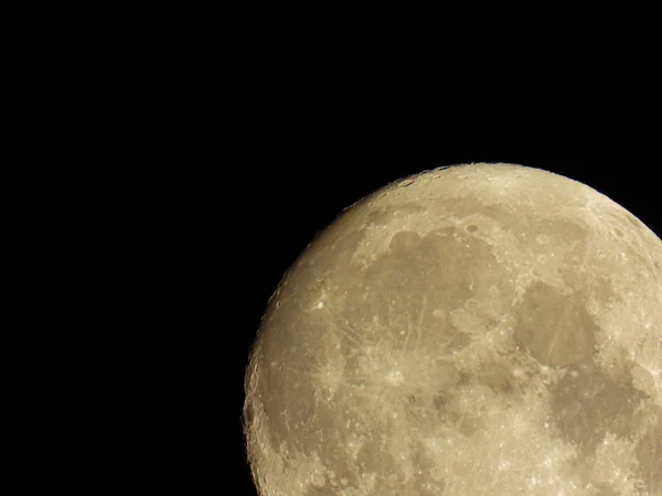在夜空中有一个满月，你可以看到c — 图库照片