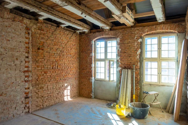 In faticoso lavoro viene restaurata una vecchia casa — Foto Stock