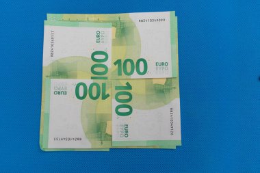 bir sürü avro banknotu mavi bir taban da yayılmış yalan