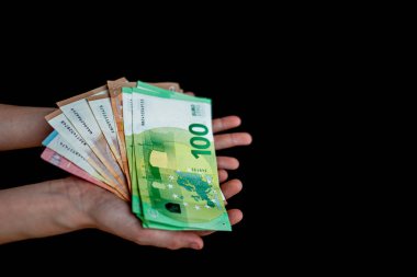 bir el yayılmış euro banknotlar çok sayıda tutar