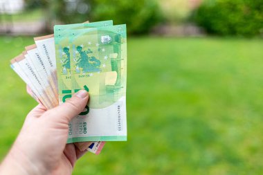 bir el yayılmış euro banknotlar çok sayıda tutar