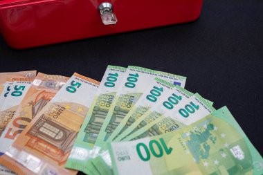 euro banknotlar bir sürü kırmızı nakit bo önünde yayılmış yalan