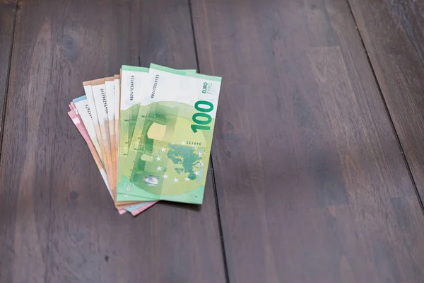 Багато банкнот євро лежачи на темному столі — стокове фото