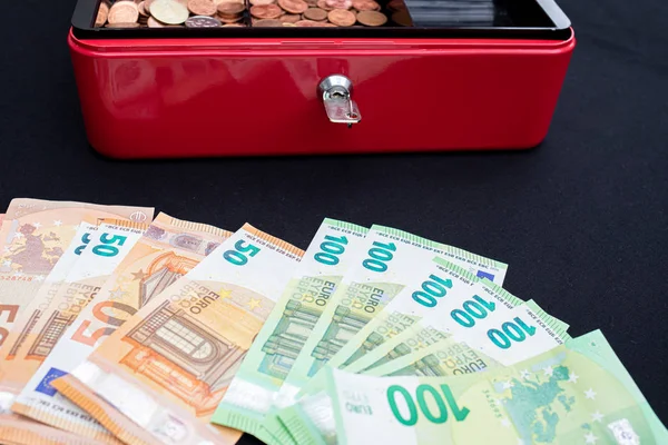 大量的欧元钞票躺在一个红色的现金宝前 — 图库照片