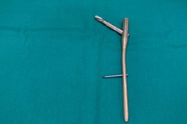 kilitleme vida ile bir explanted femoral çivi yeşil sur yatıyor