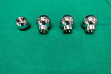 eksektife protezyeşil cerrahi bir perde üzerinde yatıyor 