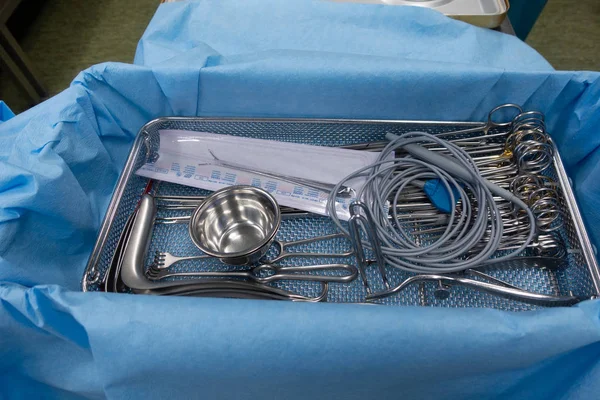 В отделении стерилизации в больнице, очищенные инструменты — стоковое фото