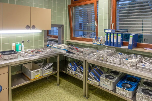 病院の殺菌部門では、多くの器具があります — ストック写真