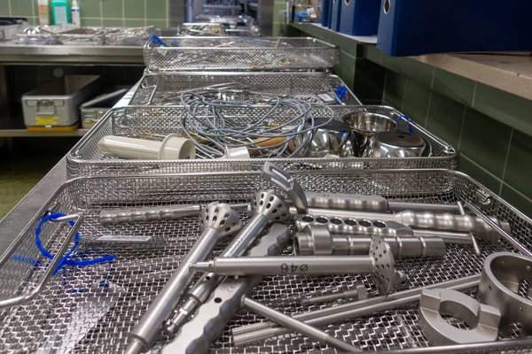 In een sterilisatie afdeling in een ziekenhuis zijn vele instrumenten — Stockfoto