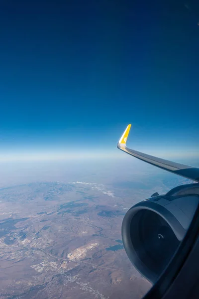 A asa direita do avião sobe para o céu azul — Fotografia de Stock