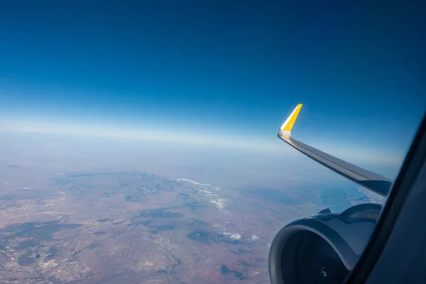 비행기의 오른쪽 날개는 푸른 하늘로 올라간다 — 스톡 사진