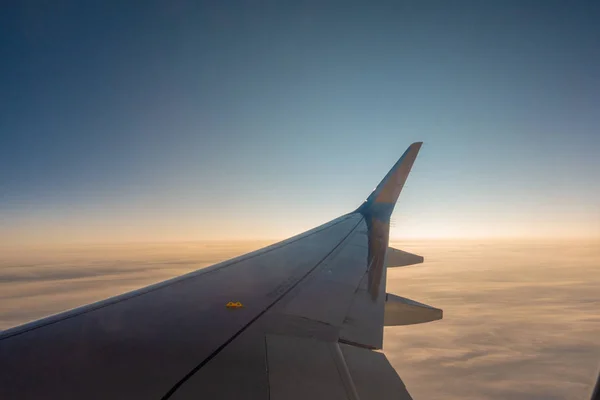 Pravé křídlo letadla stoupá k modré obloze — Stock fotografie