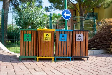 Caddelerde farklı renkte çöp kutuları var.