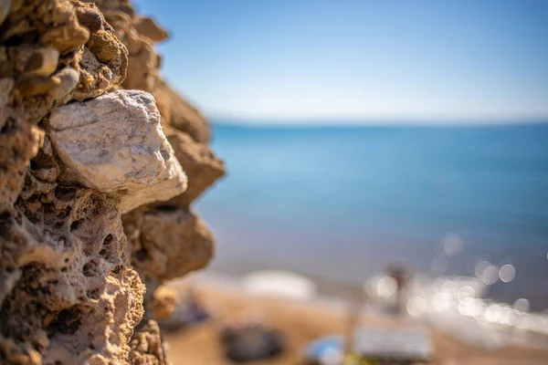 Op de voorgrond is een stenen muur en op de achtergrond de b — Stockfoto