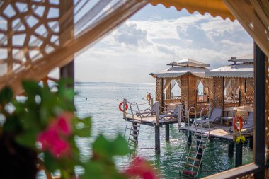  Ahşap yürüyüş yolu güzel havada mavi denizi geçer.