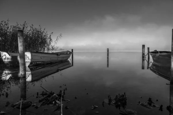 湖上停着一些小船，湖上有雾 — 图库照片
