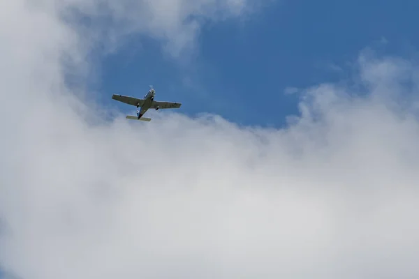 Een Wit Vliegtuigje Vliegt Lucht — Stockfoto