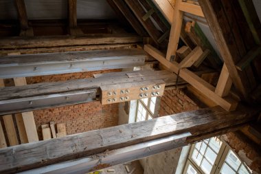 Eski yarım ahşap bir evin üst katı özenle ve sevgiyle yenilenmiş ve yenilenmiş.