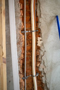 Eski bir binaya yeni kablolar ve borular döşenmiş.