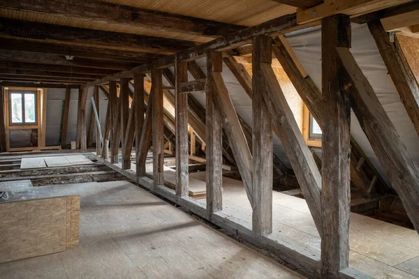 Planta Superior Una Antigua Casa Entramado Madera Está Elaborada Cuidadosamente —  Fotos de Stock