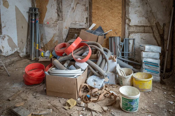 Ένα Εργοτάξιο Υπάρχουν Πολλά Απόβλητα Και Εργαλεία Ένα Μεγάλο Σωρό — Φωτογραφία Αρχείου