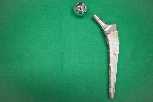 Egy Magyarázattal Ellátott Csípő Protézist Megtisztítottak Fekszik Egy Zöld Sebészeti — Stock Fotó