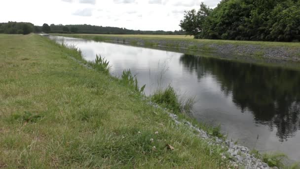 Agua Fluye Tranquilamente Través Del Canal Elba Lbeck — Vídeos de Stock