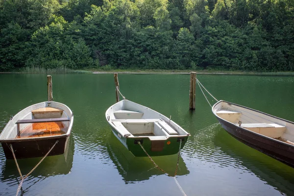 Barcos Remos Estão Ancorados Margem Lago Com Correntes — Fotografia de Stock