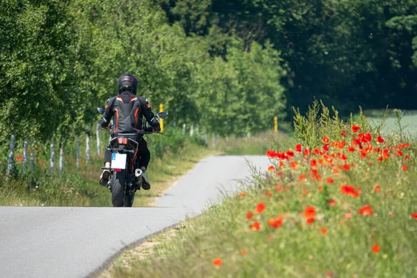 Ein Motorradfahrer Fährt Bei Schönem Wetter Auf Einer Landstraße — Stockfoto